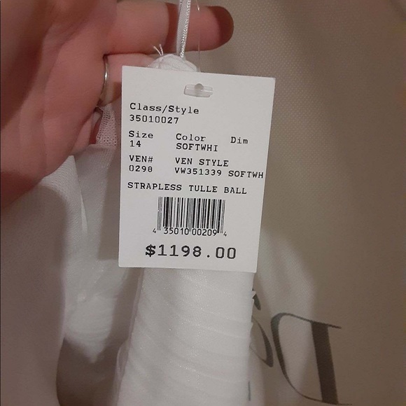 Vera Wang Wedding Gown - Picture 5 of 7